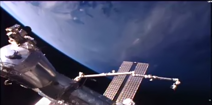 OVNI / UFO em formato de charuto é avistado próximo da ISS, e NASA corta filmagem