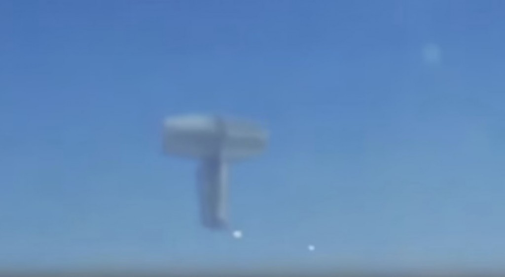 Ovni em formato de “T” é filmado através da janela de um avião sobre o céu da Índia