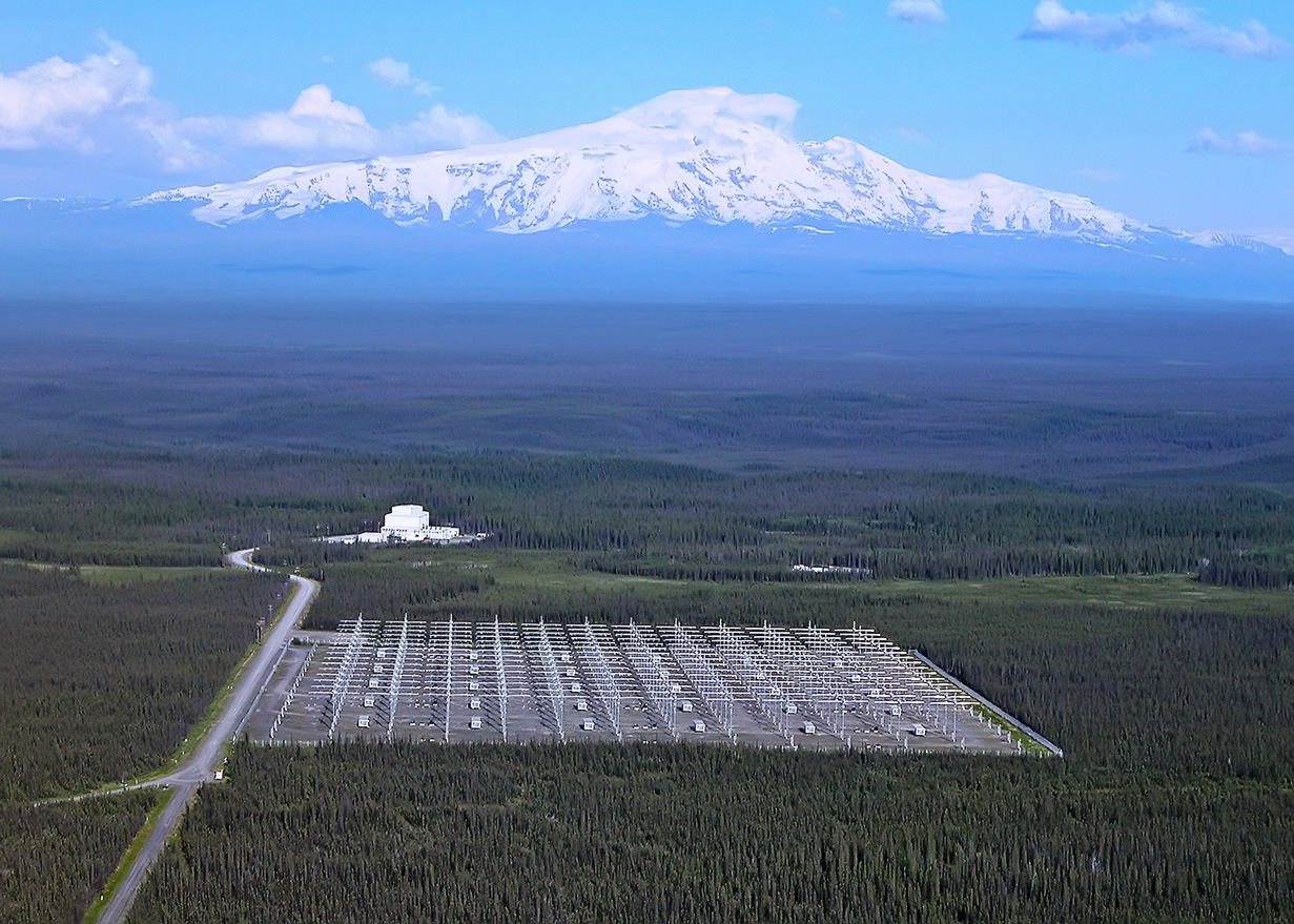 HAARP - Funcionário Admite manipulação climática - Programa ativo de Pesquisa de alta freqüência Aurorial, Gakona, Alaska - Monte Wrangell ao fundo. Foto EUA Força Aérea