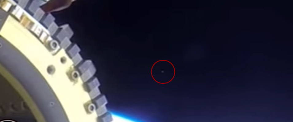 Astronauta tenta esconder OVNIs com a mão durante transmissão ao vivo